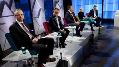 Simon Elo (Blå), Tomi kuosmanen (Kd), Ville Skinnari (Sdp), Maria Ohisalo (De gröna) och Sannfinländarnas Ville Tavio. 
