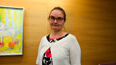 Porträtt på Sari Laaksonen, utvecklingschef vid förbundet för mödra- och skyddshem.