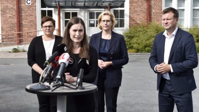 Sanna Marin med två andra ministrar möter pressen i Jämsä