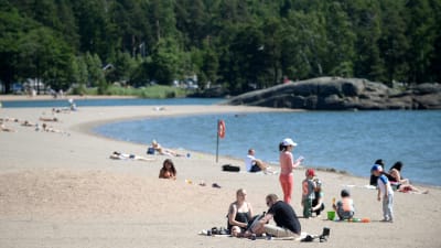 Människor på stranden i Solvik i Nordsjö, Helsingfors den 7.7.2017. 