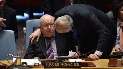 Rysslands FN ambassadör Vassily Nebenzia talar med syriska Bashar Jaafari under FN.s säkerhetsråd 10.4.