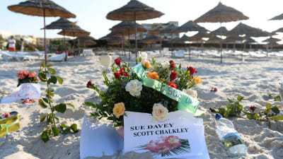 Blommor på en strand efter terrorattacken i Sousse i Tunisien år 2015