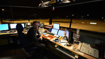 Flygledare Erik Nyberg i flygledartornet i Kronoby. 