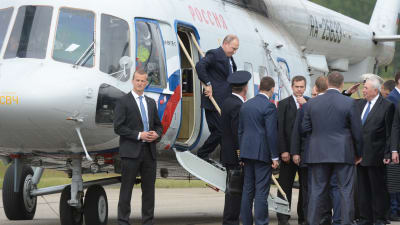 Vladimir Putin stiger ur sin helikopter i Nyslott.