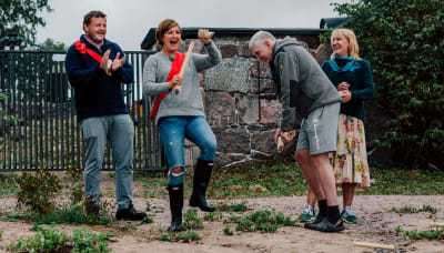 Micke Björklund, Maria Sundblom Lindberg, Pata Degerman och Sofia Torvalds leker en utelek och hurrar.