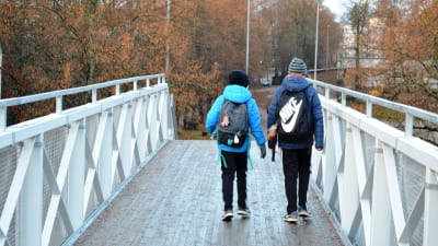 Två pojkar på en bro.