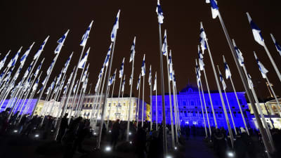 Hundra Finlands flaggor vid Salutorget i Helsingfors.