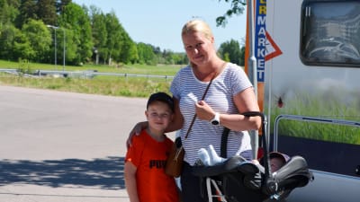 Katarina Hlögberg med sina barn vid fästingbussen i Söderkulla 30.05.18