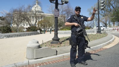 Polisman utanför Capitolium i Washington.