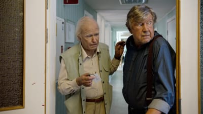 Allan (Robert Gustafsson) och hans kompis Julius (Iwar Wiklander) spanar i en korridor.