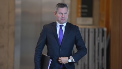 Derek Mackay, en medelålders man i blå kostym och kort grått hår.