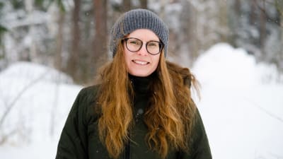 Maria Österåker framför en snöig bakgrund.