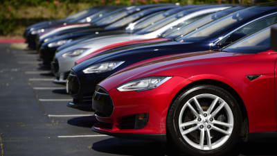 Teslabilar utanför bolagets huvudkontor i Palo Alto i Kalifornien
