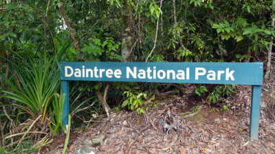 En skylt med texten "Daintree National Park" i Queensland, Australien.