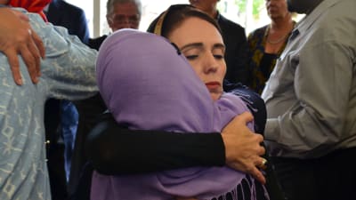 Nya Zeelands premiärminister Jacinda Ardern  träffar medlemmar i det muslimska samfundet efter moskéskjutningen i Christchurch