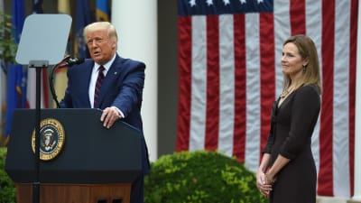 Trump och Coney Barrett 26.9 framför stor amerikansk flagga