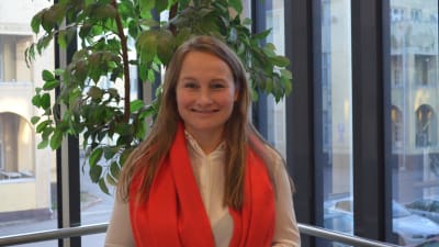 Bilden visar Maria Sundström som står vid ett fönster i Maria 01.
