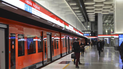 Hagalunds metrostation, ett metrotåg har stannat och passagerare går ut.