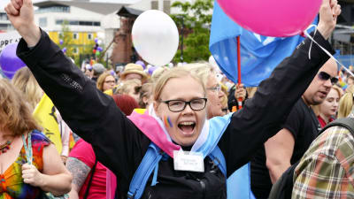 Fredrika Biström på Prideparaden i Helsingfors den 1 juli 2017.