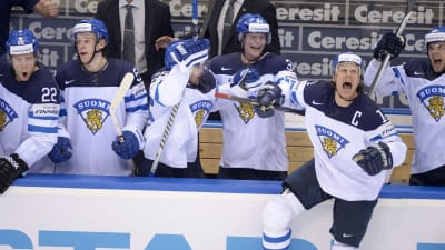 Olli Jokinen jublar åt Finlands seger.