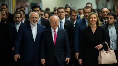 Irans utrikesminister Javad Zarif, IAEA:s generaldirektör Yukiya Amano och EU:s utrikespolitiska representant Federica Mogherini efter diskussion om kärnteknikavtalet i Wien den 16.1.2016.