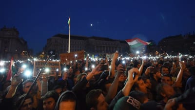 Tiotusentals ungrare protesterade i Budapest mot lagförslag som hotar CEU.