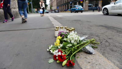 Blommor och ljus vid korsningen mellan Annegatan och Lönnrotsgatan lördagen den 29 juli 2017. 