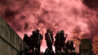 Demonstranterna kastade brandbomber och kravallpolisen avfyrade tårgasgranater utanför parlamentet i Aten. 