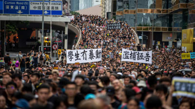 tusentals demonstranter på gatorna i Honkong.