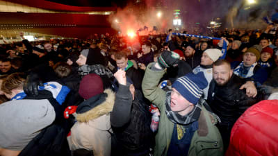 människor på medborgarplatsen skriker och glädjs över mål i fotbollsmatch.