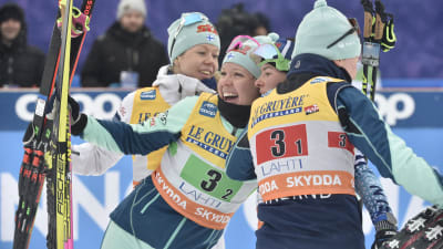 Finlands damstafettlag kramar om varandra efter att de blev tvåa i stafetten.