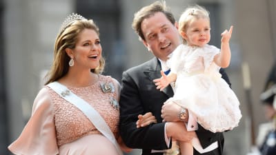 Prinsessan Madeleine tilsammans med maken Chris O'Neill och dottern Leonore på Sofias och Carl Philips bröllop.
