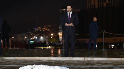 Hariri besöker sin fars grav.