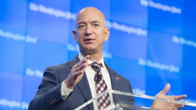 Jeff Bezos som grundade Amazon.com belv världens rikaste man under de första tio dagarna av år 2017 då han vann stort på sina aktier