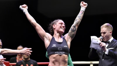 Eva Wahlström sträcker händerna i luften.