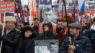 Oppositionsanhängare tågar genom Moskva till minnet av Boris Nemtsov, två år efter att han mördades.