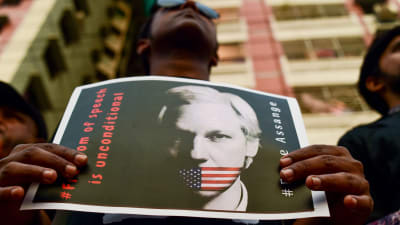 En aktivist under en demonstration för Assange i Dhaka i april 2019. 