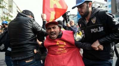 Turkisk kravallpolis drabbade samman med första maj-demonstranter i Istanbul 1.5.2017