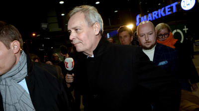 Antti Rinne lämnar SDP:s partistyrelsemöte på kvällden 2 december.