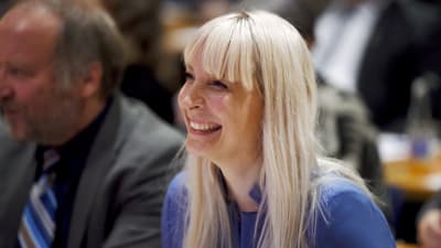 Laura Huhtasaari utsedd till Sannfinländarnas presidentkandidat.