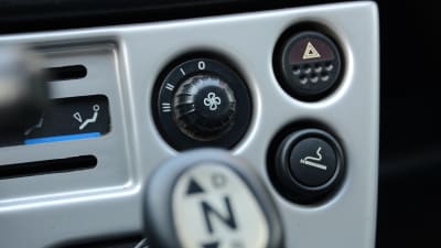Panelen är inget att tjoa för. Det finns inte många knappar att hålla reda på. Det är ett minus i betyget. Panelen ska vara full med knappar. Det ska kännas, och se ut som i en cockpit. Det här är ingen cockpit. Mera pussy wipped.