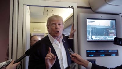 Donald Trump talar med journalister ombord på Air Force One då han var på väg till Florida på lördagen 18.2.2017