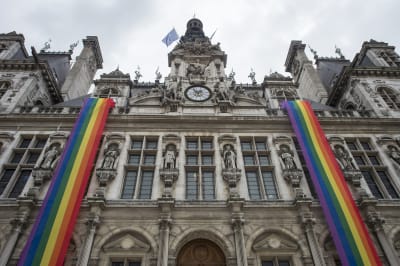Stadshuset i Paris flaggade hängde regnbågsfärgerna på fasaden för att visa sina kondoleanser till alla drabbade av terrordådet i Orlando.