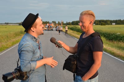 Regissör Tage Rönnqvist blir intervjuad av Nicke Aldén.