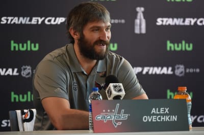 Alexander Ovetjkin ler under presskonferens.