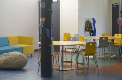 Eftislokal i Nordsjös lågstadieskola. Färgglada stolar runt bord och en soffa längs väggen.