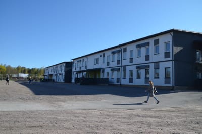 Tillfällig skolbyggnad på två våningar.