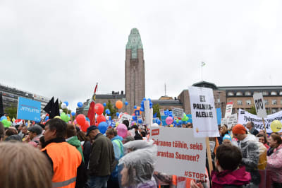Löntagare demonstrerar på Järnvägstorget i Helsingfors 2015.