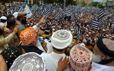 Maulana Fazlur Rehman talar till en stor folksamling i Karachi.