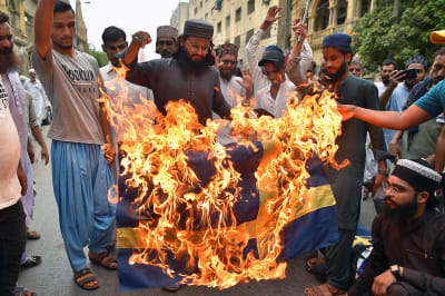 Demonstranter i Karach, Pakistan, bränner Sveriges flagga som protest mot koranbränningar.
